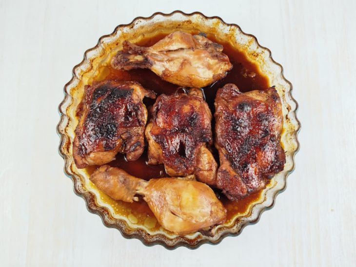 Frango assado pronto, com superfície dourada e caramelizada.
