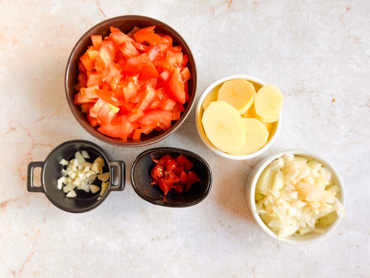 Ingredientes cortados nas tigelas.