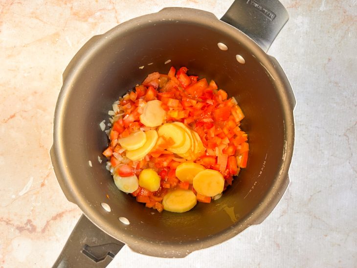 Ingredientes acrescentados à panela.