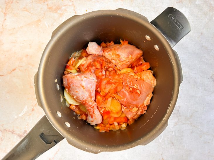 Frango cozinhando na pressão.