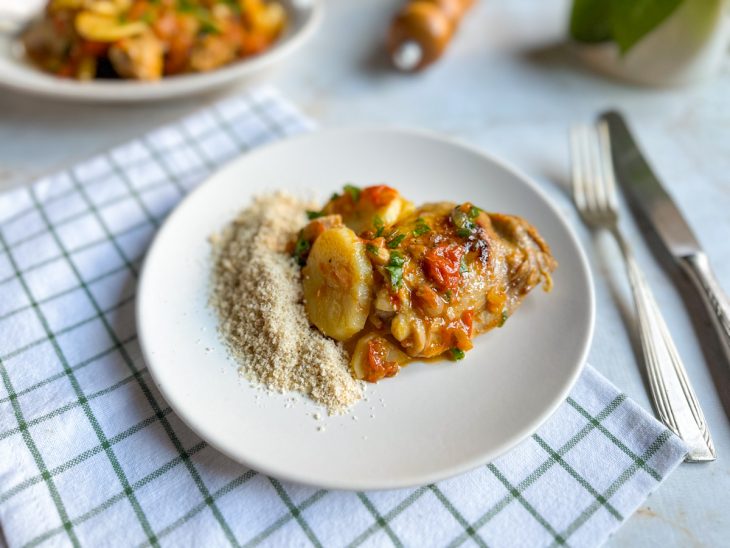 Coxa e sobrecoxa na panela de pressão servidas.