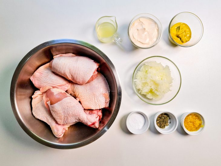 Ingredientes reunidos na bancada.