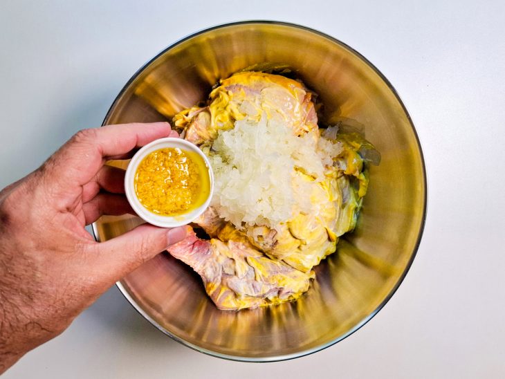 Na mesma tigela, alho e cebola triturados adicionados.