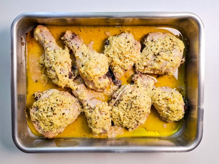 Na assadeira, frango após 1 hora no forno.