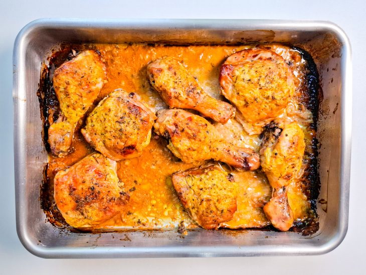 Na assadeira, frango sequinho e dourado.