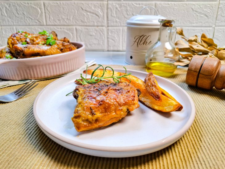 Frango pronto, porção servida em prato.