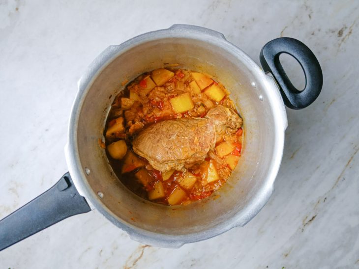 Carne e batatas cozinhando juntas na pressão.