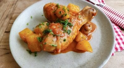 Coxas de frango com batatas na frigideira