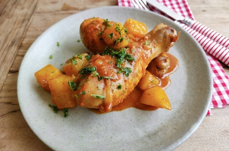 Coxas de frango com batatas na frigideira