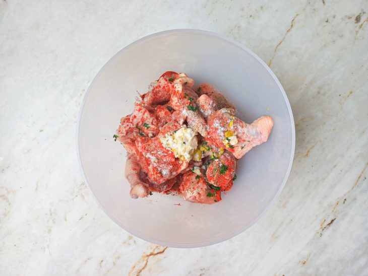 Temperos colocados no recipiente com as coxinhas de frango.