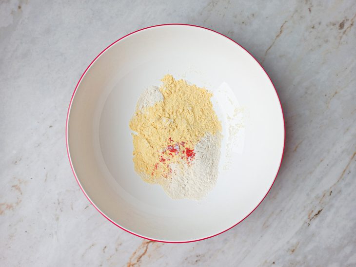 Ingredientes secos num recipiente.