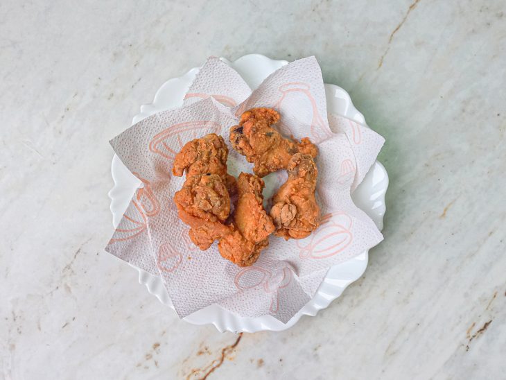 Coxinhas de frango fritas sobre um papel toalha.