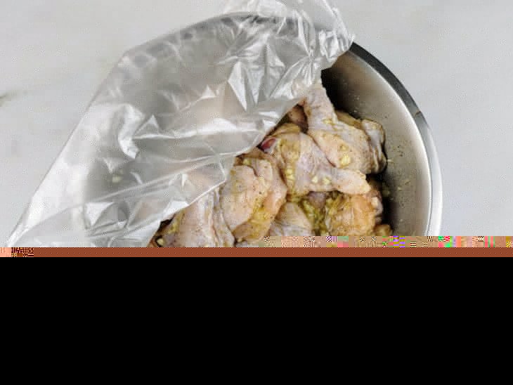 Coxinha da asa marinando.