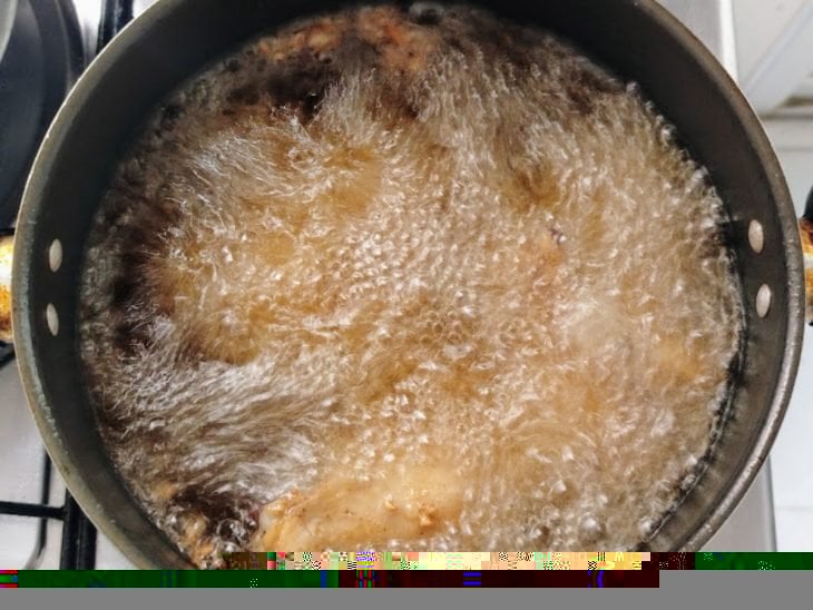 Coxinha da asa sendo frita.
