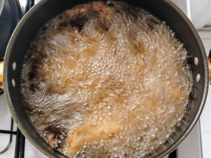Coxinhas da asa sendo fritas.