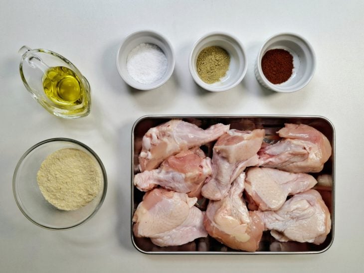 Ingredientes reunidos em uma bancada.