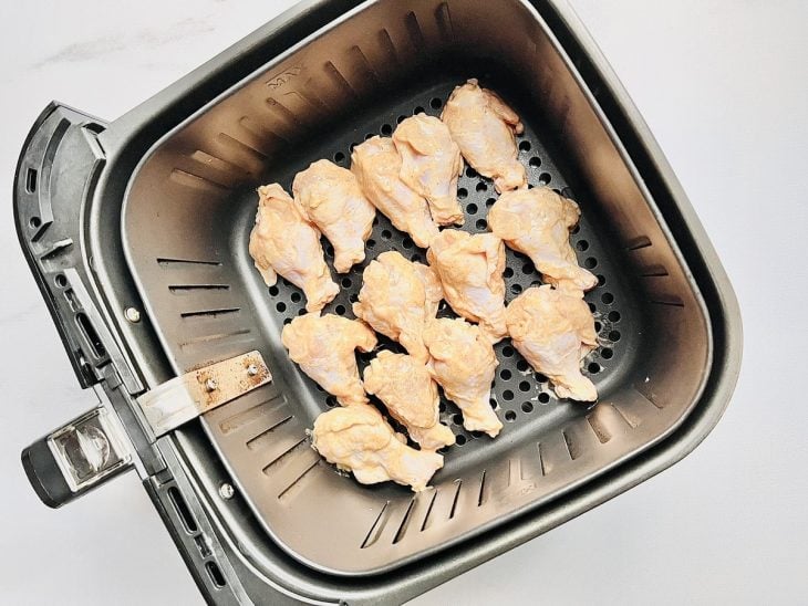 Frango temperado no cesto da air fryer.