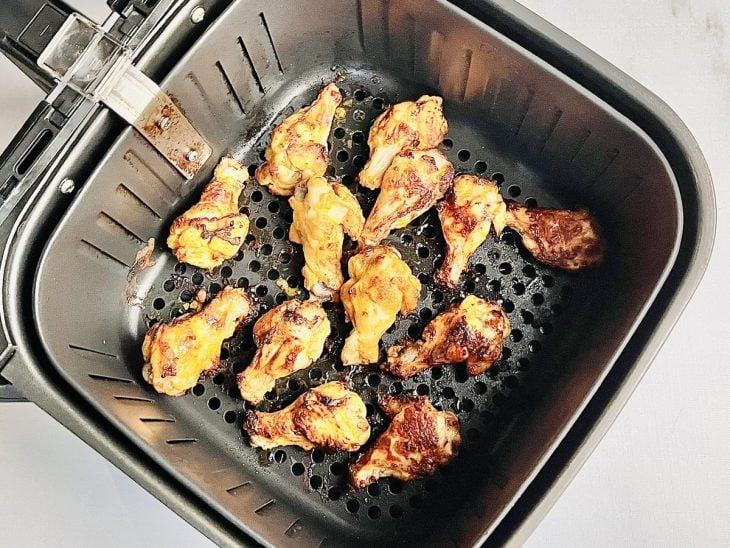 Frango assado no cesto da air fryer.