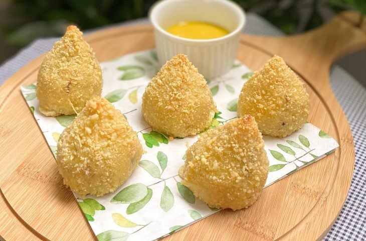 Coxinha de batata-doce com carne seca