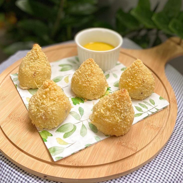 Coxinha de batata-doce com carne seca