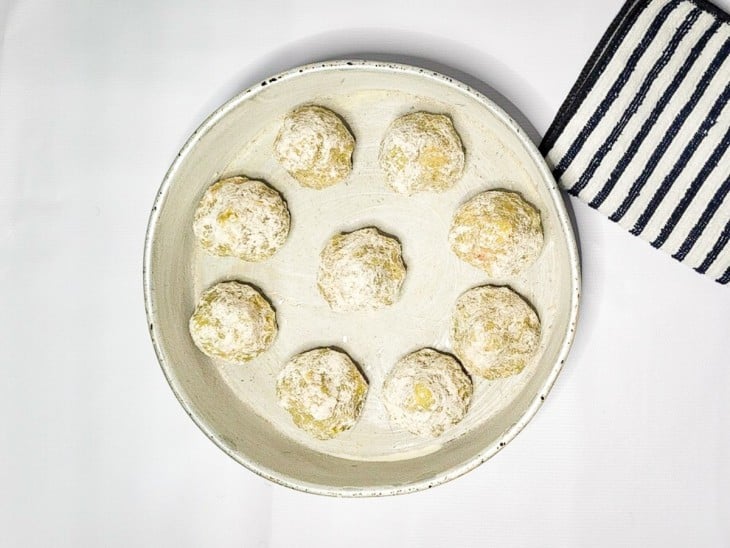 Uma forma com coxinhas de batata-doce fit empanadas.