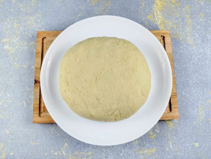 Massa da coxinha sovada em uma tábua.
