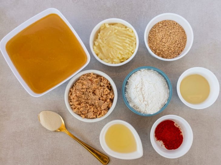 Ingredientes organizados sobre a bancada para preparo da coxinha sem glúten.