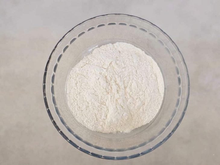 Mistura de farinha de arroz e goma xantana sendo feita em uma tigela.