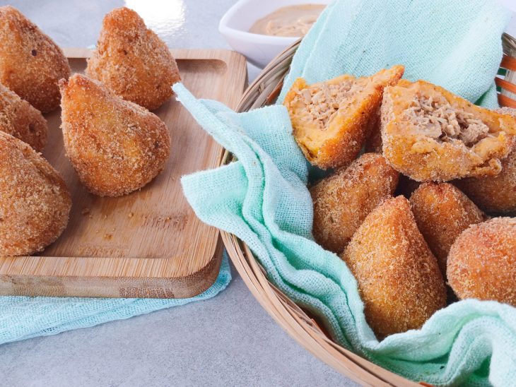 Coxinha sem glúten servida.