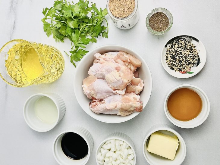 Ingredientes reunidos n a bancada.