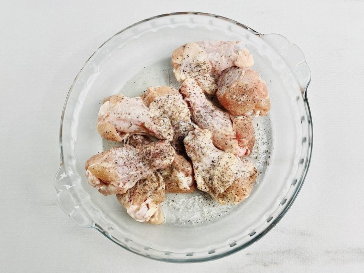 Na tigela, as coxinhas temperadas.