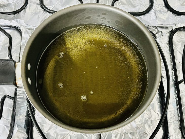 Na panela, o óleo quente.