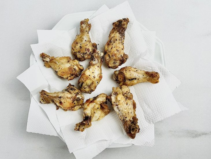 Coxinhas fritas, secando no papel toalha.