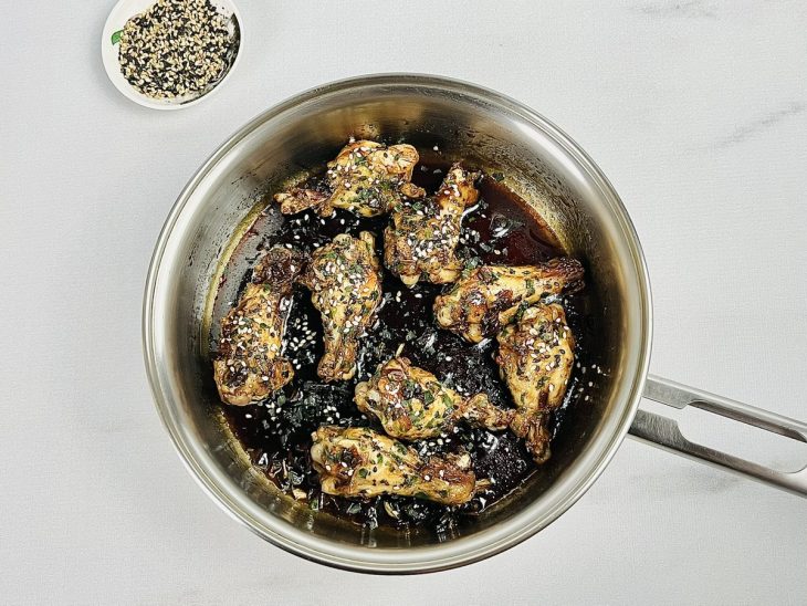 Coxinhas adicionadas ao molho de shoyu e mel.