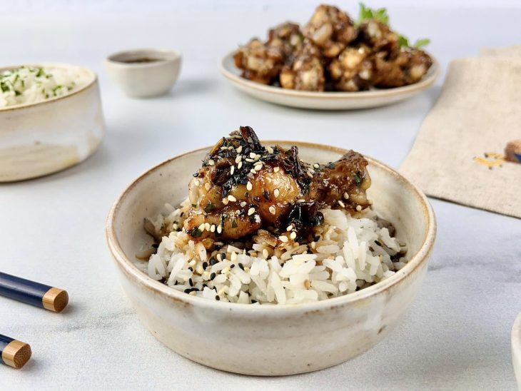 Coxinhas prontas e servidas com arroz branco.