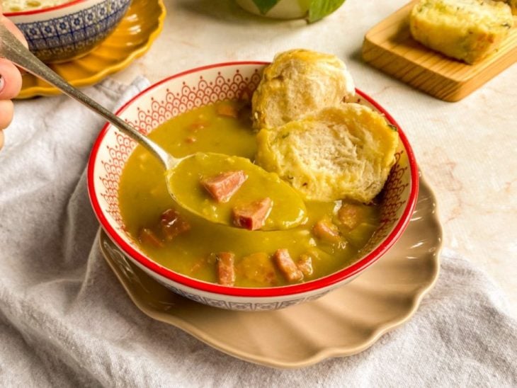 Sopa de ervilha na pressão servida.