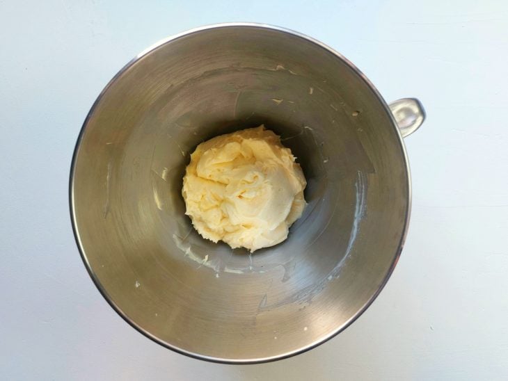 Um recipiente contendo manteiga e leite condensado batidos.