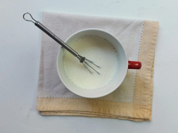 Um recipiente contendo amido de milho misturado com leite.