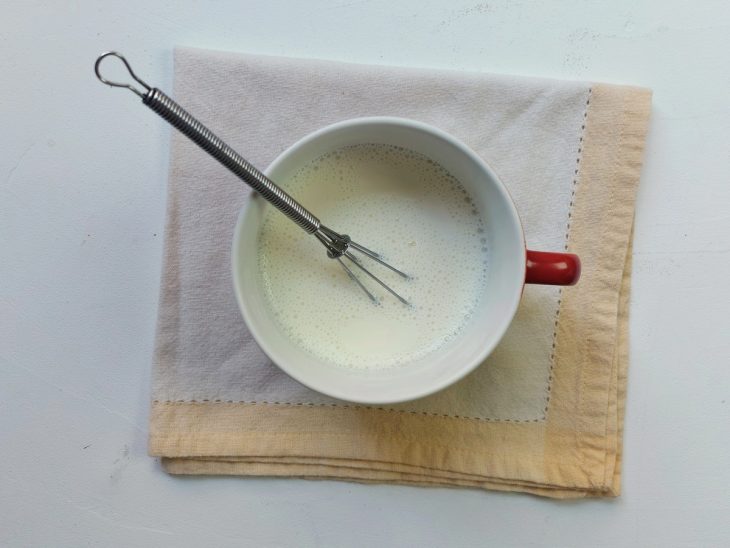 Um recipiente contendo amido de milho misturado com leite.