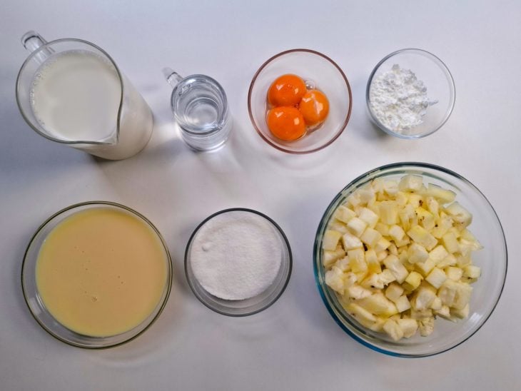 Ingredientes reunidos em uma bancada.