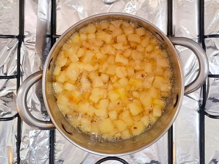 Abacaxi cozinhando em uma panela