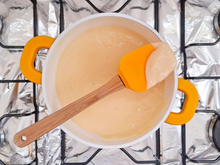 Creme belga consistente na panela.
