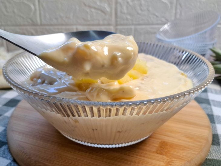 Creme belga com abacaxi pronto para consumo.