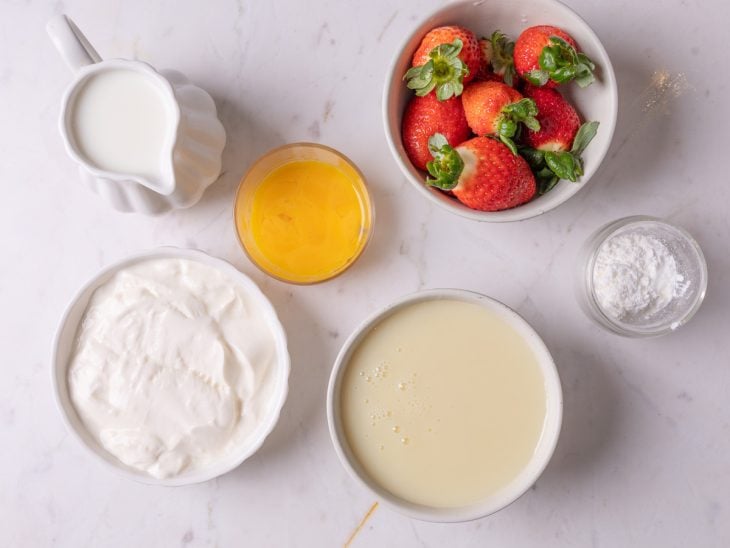 Uma bancada com os ingredientes da receita.