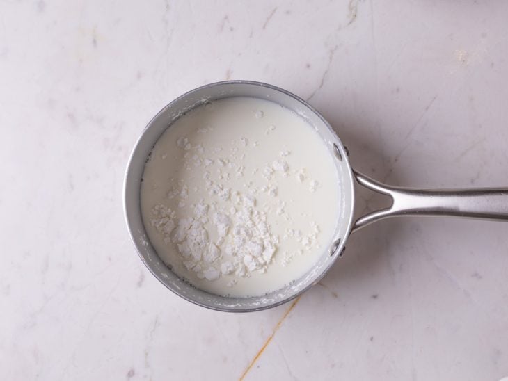 Uma panela com a mistura de amido e leite.