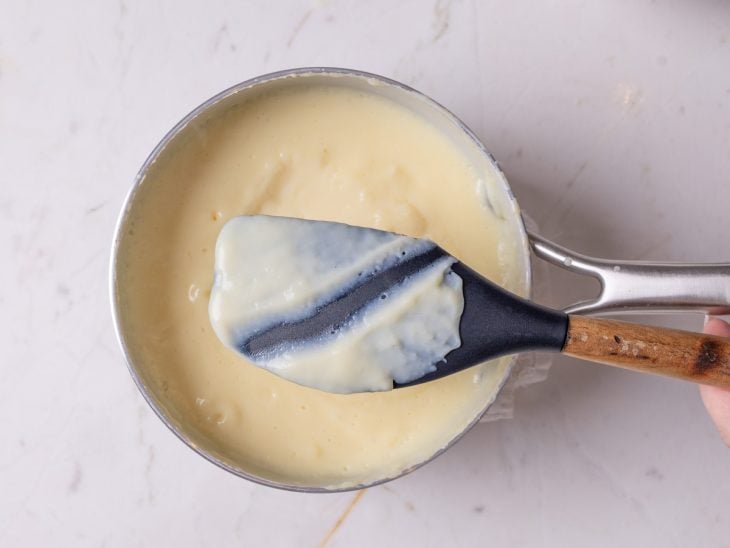 Uma panela com o creme ao ponto.
