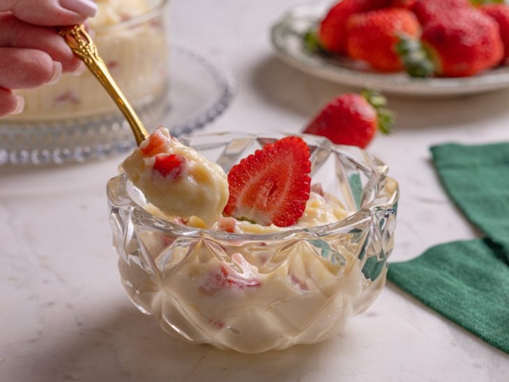 Um recipiente com creme belga com morango.