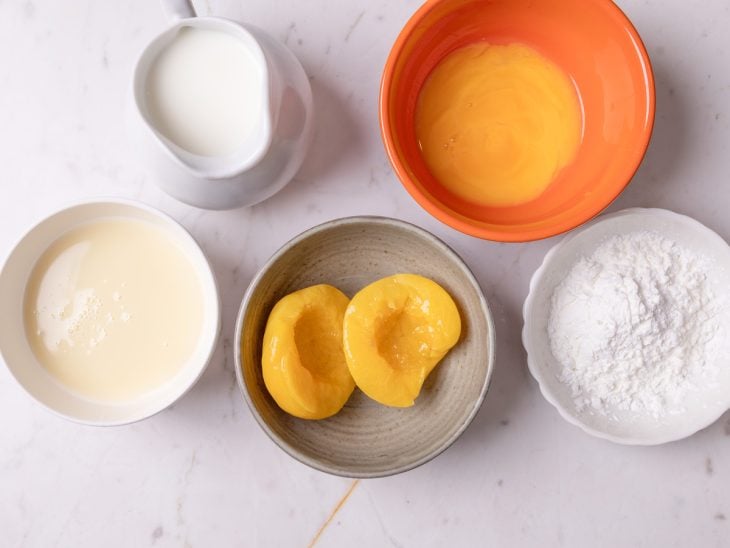 Uma bancada com os ingredientes do creme belga.