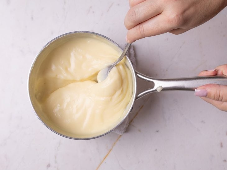 Uma panela com o creme no ponto.