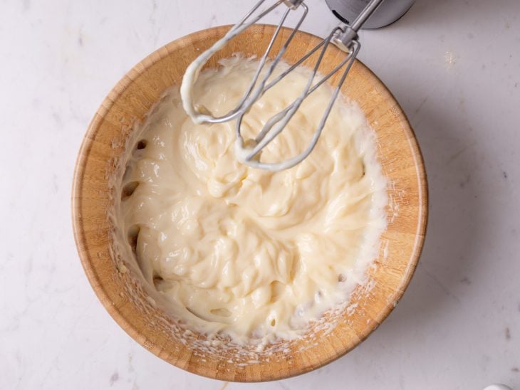 Uma tigela com o creme batido na batedeira.